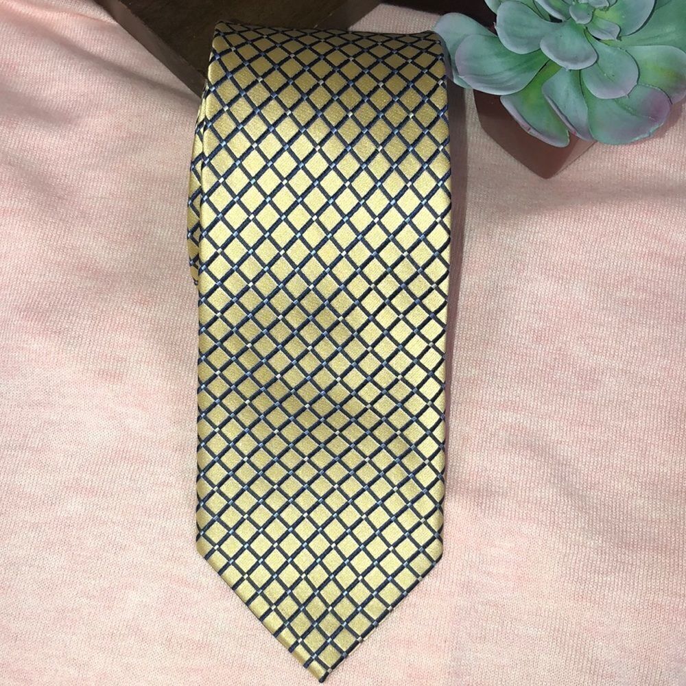 IZOD Stunning Diamond 💯 Silk Gold Navy Blue Tie